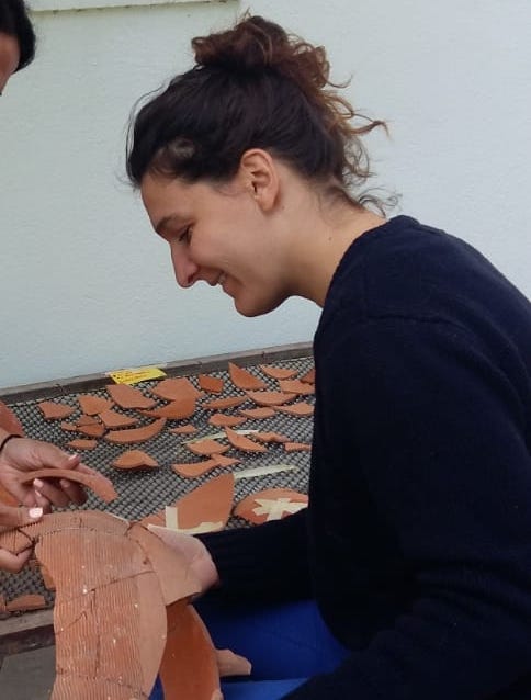 Femme tenant une céramique
