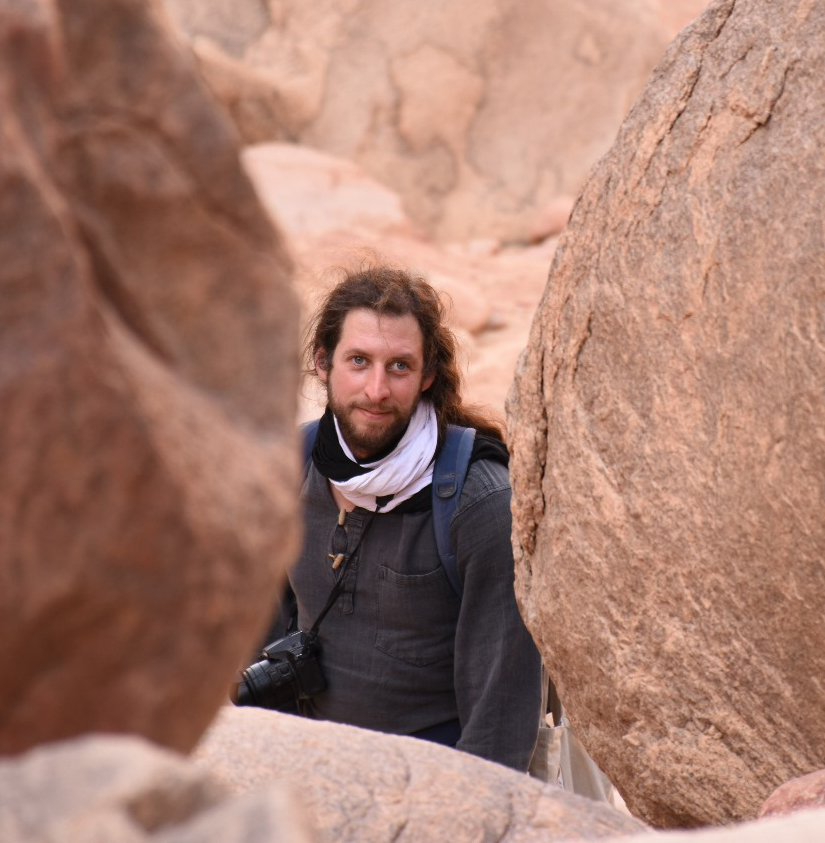 Portrait de Maël Crépy dans le désert Oriental d'Egypte, pris par Marie Bourgeois en 2024 lors de la MAFDO