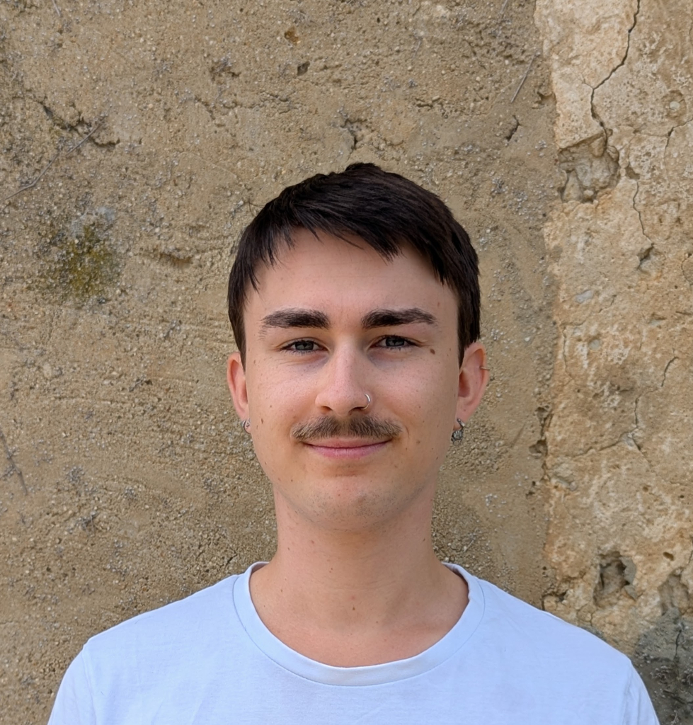 Photo de visage et du buste devant un mur. 