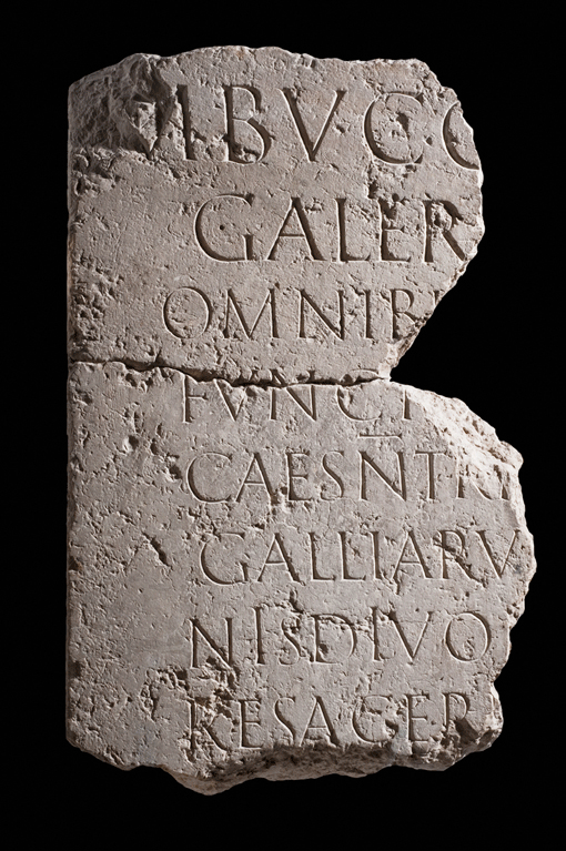 Épitaphe ou inscription en l'honneur de Marcus Bucc[---], prêtre des trois Gaules