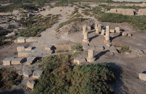 Légende : Colonnade romaine sur le mur nord du téménos de Min ; à gauche, le mur nord du grand temple. Vue est-ouest © Mission de Coptos