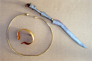Sélection d’objets de la tombe de Saint –Romain-de-Jalionas (Isère) début du VIIIe siècle avant notre ère. (© Maison du Patrimoine de Hières-sur-Amby)