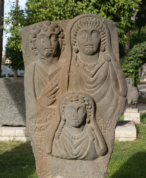Hauran (Syrie). Stèle funéraire inscrite en grec aux noms de Sachamélos, Ennè et Obbè Hauran (Syrie). Stèle funéraire inscrite en grec aux noms de Sachamélos, Ennè et Obbè
