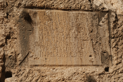 Abila de Lysanias (Syrie). Inscription latine commémorant la réfection de la route de la haute vallée du Barada Abila de Lysanias (Syrie). Inscription latine commémorant la réfection de la route de la haute vallée du Barada