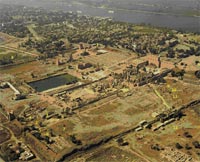 Vue générale du grand temple de Karnak avec indication des principaux édifices osiriens en périphérie (cliché © A. Chéné / CFEETK-CNRS) Vue générale du grand temple de Karnak avec indication des principaux édifices osiriens en périphérie (cliché © A. Chéné / CFEETK-CNRS)