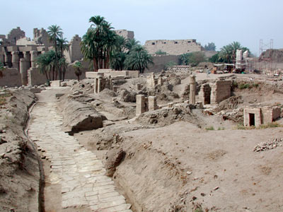 La voie de Ptah et les chapelles osiriennes la bordant (© L. Coulon)