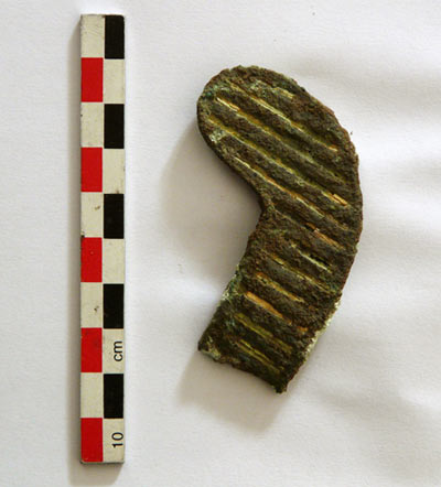 Fragment de couronne osirienne découvert à proximité de la jarre (© Fr. Payraudeau)