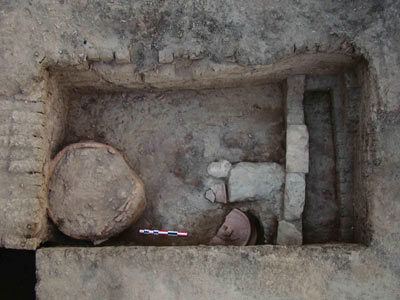 Installations culinaires de la Troisième Période intermédiaire au nord-ouest de la chapelle d'Osiris Ounnefer Neb-Djefaou (© C. Giorgi)