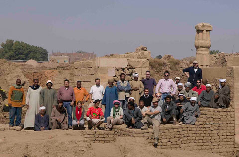L'équipe du chantier de la chapelle d'Osiris Ounnefer Neb Djefaou en 2013 ( © G. Pollin / IFAO)