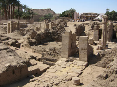 La chapelle d'Osiris Ounnefer Neb Djefaou (au premier plan) et la chapelle dite d'Osiris maître de l'éternité (© L. Coulon)