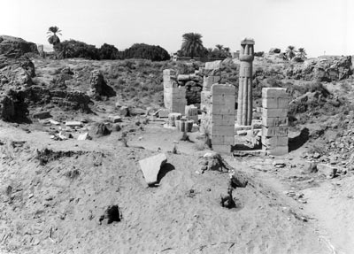 La chapelle d'Osiris Ounnefer Neb Djefaou en 2000, avant le début de la fouille (© Ph. Groscaux, CFEETK)