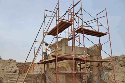 Restauration en cours de la partie supérieure du naos (©  L. Coulon)