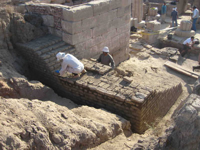Restauration du mur d'enceinte en brique crue, partie occidentale, au sud-ouest du naos (©  L. Coulon)