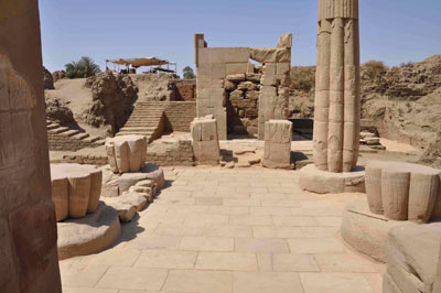 Dallage restauré dans la salle hypostyle de la la chapelle d'Osiris Ounnefer Neb Djefaou. (© L. Coulon)