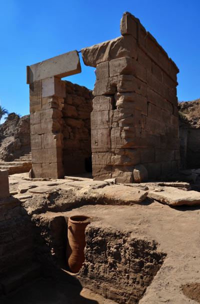 Jarre en dépôt à l'angle nord-est de la plateforme de fondation du naos de la chapelle (© C. Giorgi)