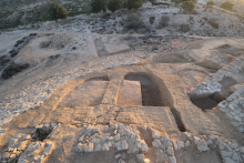 Légende : Le bâtiment fortifié de Plinthine, vu de l'ouest (L. Dautais, MFTMP)
