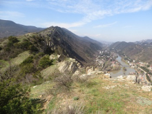 Vue de la vallée de la Koura du haut de la colline de Baginet‘i, au-dessus de l’ancienne capitale ibère d’Armazi- Mc‘xet‘a en Géorgie orientale. © Nicolas Preud’homme Vue de la vallée de la Koura du haut de la colline de Baginet‘i, au-dessus de l’ancienne capitale ibère d’Armazi- Mc‘xet‘a en Géorgie orientale. © Nicolas Preud’homme