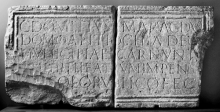 Inscription de construction de l’amphithéâtre de Carnuntum (CIL 3, 14359) © / Landessammlungen NÖ, Archäologischer Park Carnuntum, Photo : Ortolf Harl 2004 Inscription de construction de l’amphithéâtre de Carnuntum