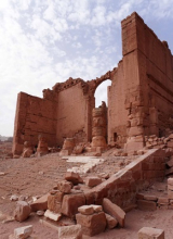 Légende de l'image : Le temple du Qaṣr al-Bint de Pétra, vers le sud-est (Thibaud Fournet 2024 © CNRS, Mission archéologique française de Pétra)