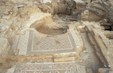 Le « monastère d’Hilarion », niveau 6, avec la mosaïque inscrite CIIP 3, 2531 (photo René Elter 2003 © École biblique et archéologique française de Jérusalem/Institut français du Proche-Orient, programme de recherche et de préservation du monastère de Saint-Hilarion)