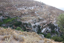 Vue de la nécropole ouest de Cyrène : exemple de vallon escarpé (νάπη) © Mission archéologique de l’Université de Chieti Vue de la nécropole ouest de Cyrène : exemple de vallon escarpé (νάπη) © Mission archéologique de l’Université de Chieti