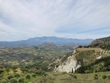 Vue panoramique du sud de l’éparchie de Téménos, avec au centre les hauteurs de Roka et Kanli Kastéli (Profitis Ilias), site présumé de l’ancienne cité crétoise de Lykastos (photo Alcorac Alonso Déniz 2024 © CNRS Hisoma)