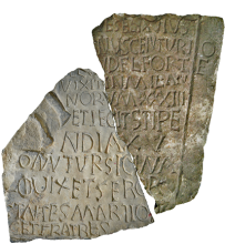 Épitaphe fragmentaire du centurion d’une unité d’equites Delmatae fortenses (Sucidava, Dacie Ripuaire, milieu du IVe s. apr. J.-C.) (photos Dan Dana © CNRS Hisoma) Épitaphe fragmentaire du centurion d’une unité d’equites Delmatae fortenses (Sucidava, Dacie Ripuaire, milieu du IVe s. apr. J.-C.) (photos Dan Dana © CNRS Hisoma)