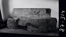 Base de statue de Suse (Iran) portant la dédicace en vers de Chairéas à Apollon, IIIe siècle av. J.-C. (© 1987 Musée du Louvre / Département des Antiquités orientales) Base de statue de Suse (Iran) portant la dédicace en vers de Chairéas à Apollon, IIIe siècle av. J.-C. (© 1987 Musée du Louvre / Département des Antiquités orientales)