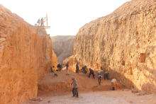  « Dégagement de la descenderie de la carrière P à Hatnoub » © Y. Gourdon