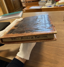 Le manuscrit Trieste, Biblioteca Civica «Attilio Hortis». Museo Petrarchesco Piccolomineo, Petr. I 35, contenant le texte de l’Africa, entre les mains de Frédéric Duplessis. Mathilde Cazeaux, 2024 © ENS de Lyon/HiSoMA