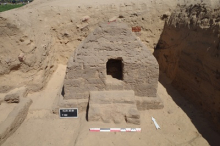 Une tombe en briques crues de la nécropole, de forme pyramidale (phase II, 2e siècle apr. J.-C.). Photographie P. Picavet, mission Kôm Abou Billou.
