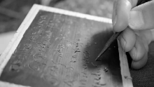 Écriture sur tablette de cire – © Museum of London Archaeology Écriture sur tablette de cire – © Museum of London Archaeology