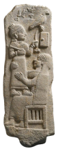 Stèle du scribe Tarhunpiya © GrandPalaisRmn (Musée du Louvre) / Franck Raux