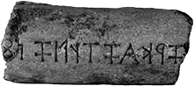 Fragment d’une colonne du temple d’Artemis à Sardes avec l’inscription LW 103 Légende de l’image : « Fragment d’une colonne du temple d’Artemis à Sardes avec l’inscription LW 103 »