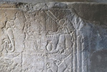 Harpiste représenté devant la déesse sur une base de colonne du pronaos du temple d’Hathor à Dendara 