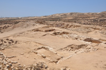 Un édifice commercial en cours de dégagement dans le centre de la ville byzantine de Taposiris (© MFTMP, J. Le Bomin)