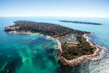 Photographie aéerienne des îles de Lérins : Sainte-Marguerite (Lero), avec Saint-Honorat (Lerina) en arrière-plan © Éric Dervaux, ville de Cannes