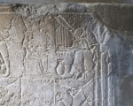 Harpiste représenté devant la déesse sur une base de colonne du pronaos du temple d’Hathor à Dendara 