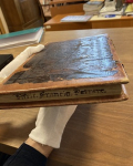 Le manuscrit Trieste, Biblioteca Civica «Attilio Hortis». Museo Petrarchesco Piccolomineo, Petr. I 35, contenant le texte de l’Africa, entre les mains de Frédéric Duplessis. Mathilde Cazeaux, 2024 © ENS de Lyon/HiSoMA